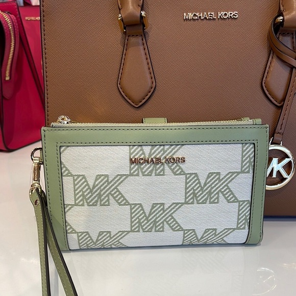 MICHAEL KORS JET SET TRAVEL 35S3GTVW7J LIGHT SAGE LG DOUBLE ZIP WRISTLET-WALLET - Picture 1 of 16